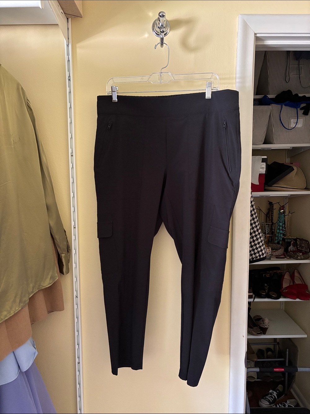 Athleta Chelsea Featherweight Black Cargo Joggers with Zippered Pockets